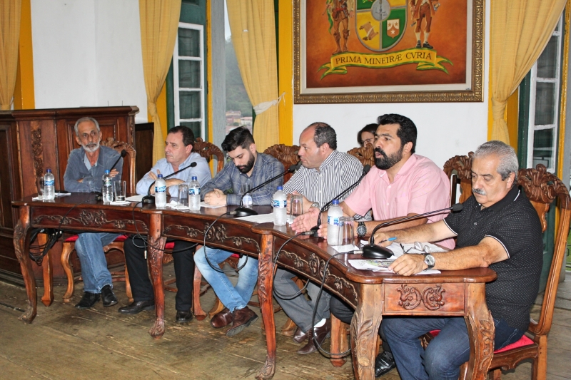 Vereadores debatem durante 37ª Reunão Ordinária.