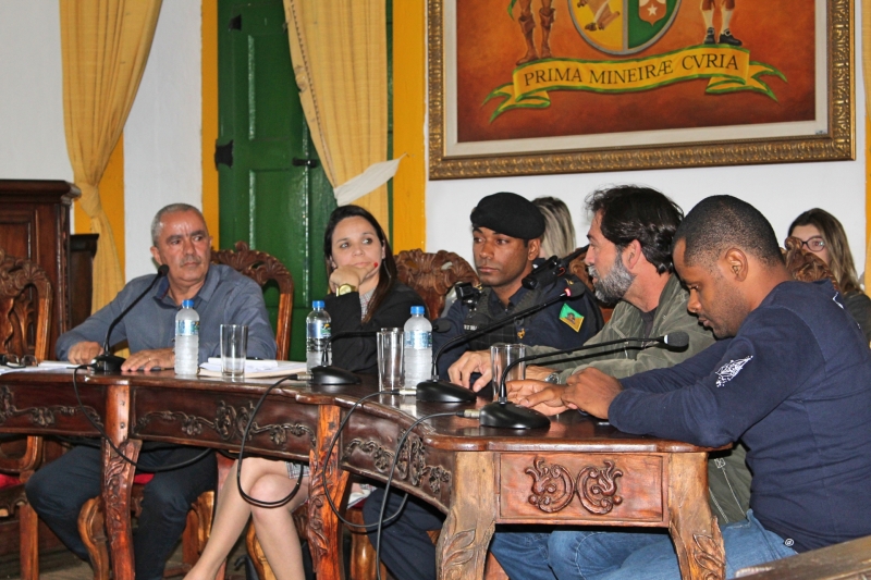 Convidados para a reunião sobre maus tratos contra animais em Mariana.