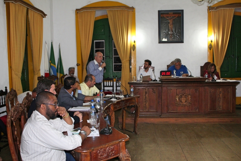Vereadores debatem os requerimentos apresentados durante a reunião.