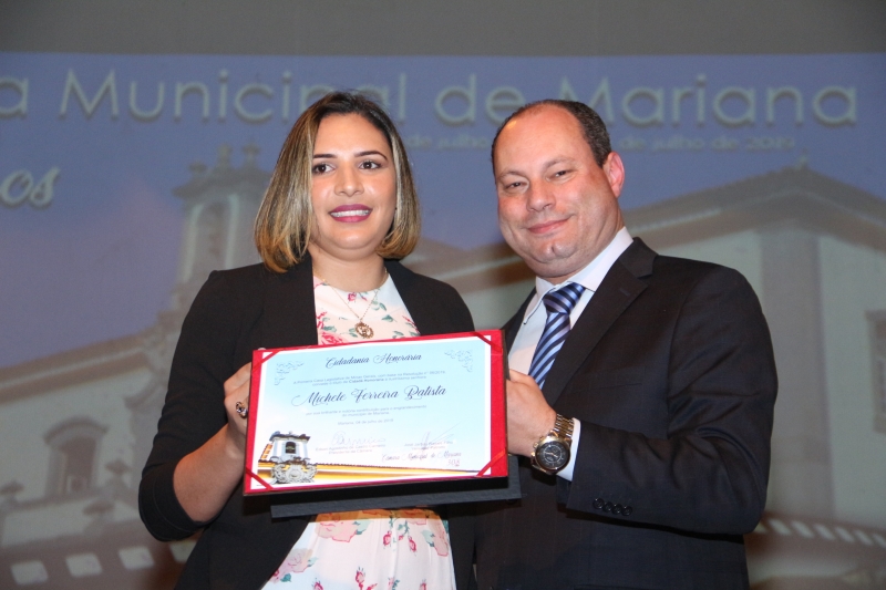 O vereador José Jarbas Ramos Filho (PTB) entrega a Cidadania Honorária a Michele Ferreira.