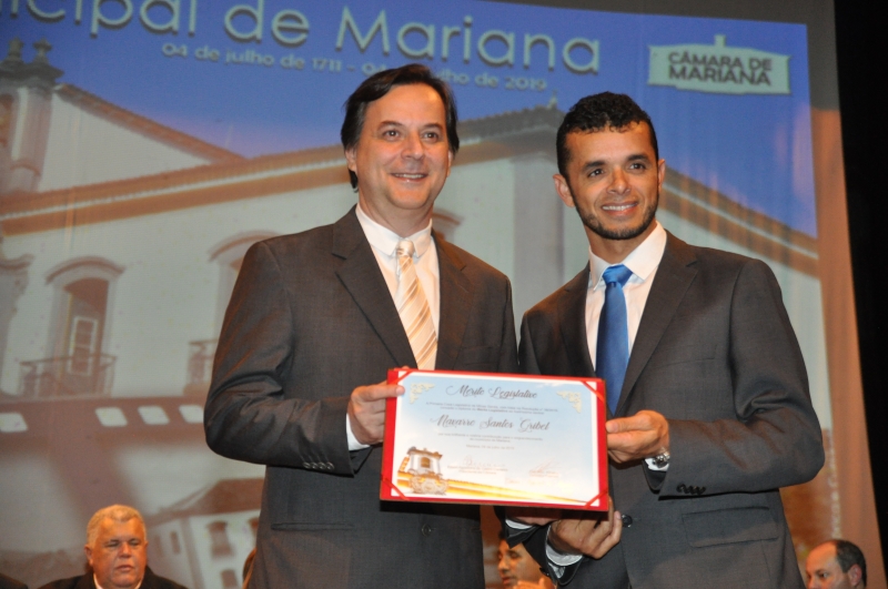 Navarro Santos Gríbel recebe o Mérito Legislativo pelas mãos do vereador Deyvson Ribeiro (SD).