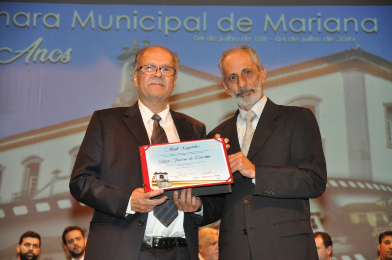 Edézio Carvalho recebe o Mérito Legislativo pelas mãos do vereador Geraldo Sales de Souza (PDT).