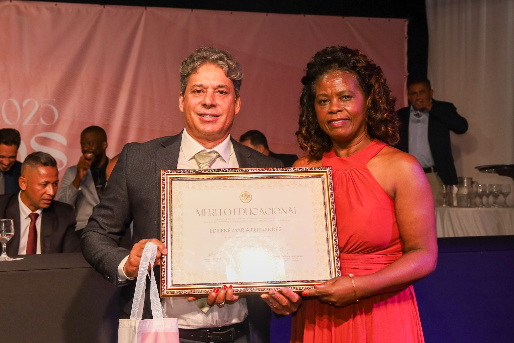 Câmara Municipal de Mariana homenageia personalidades com o Mérito Educacional, Cultural, Social, Racial e Aldravista - Edição 2025