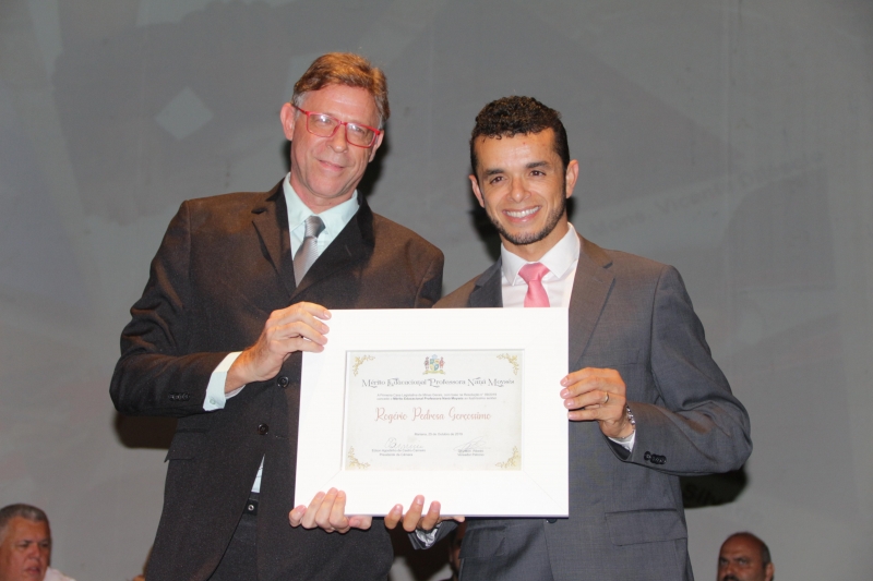 Câmara homenageia destaques da educação, cultura, ação social e igualdade racial em sessão solene