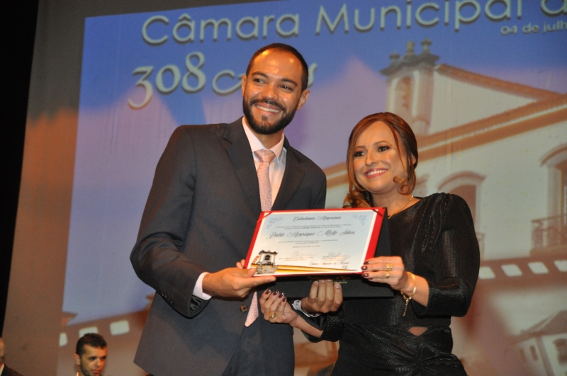 A vereadora Daniely Alves (PR) entrega o título de Cidadania Honorária a Pablo Henrique Mello Silva.
