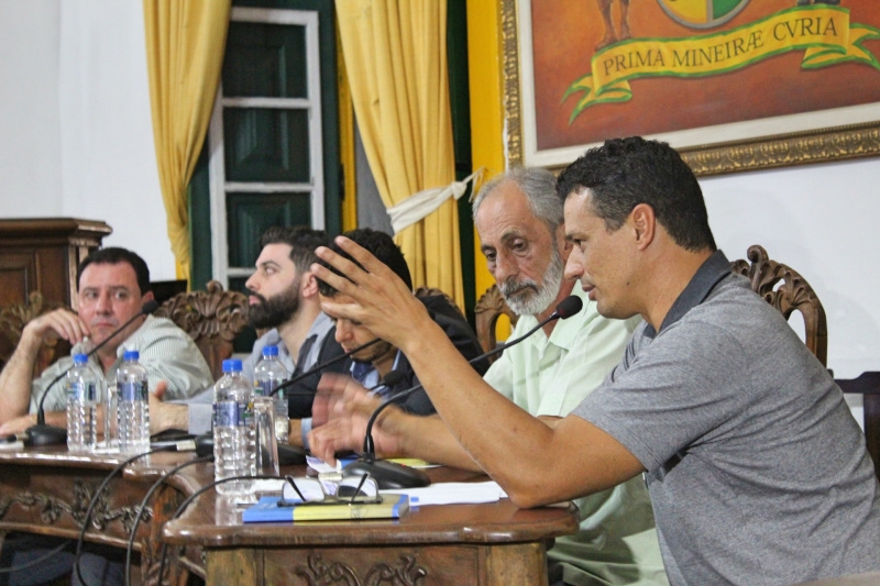 Vereadores debatem os assuntos da 30ª Reunião Ordinária.