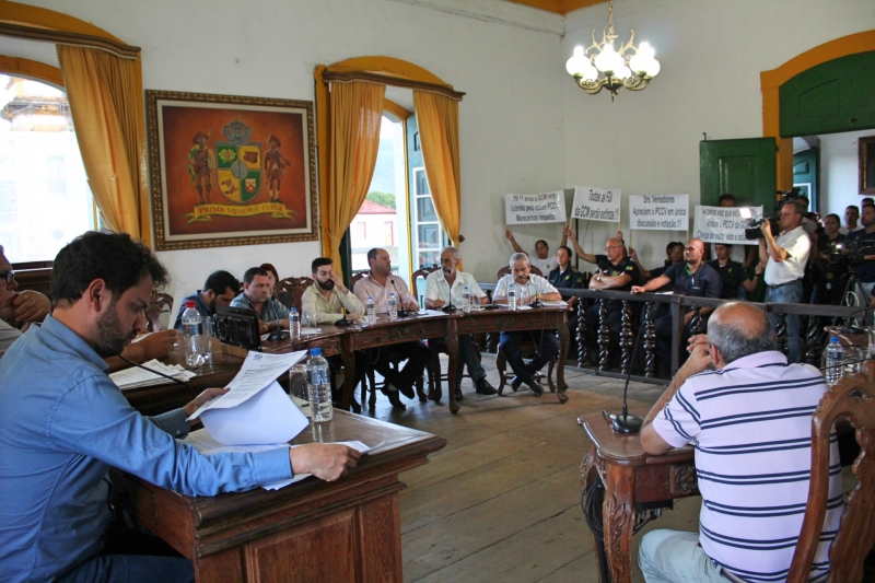 Vereadores debatem os assuntos da 35ª Reunião Ordinária.