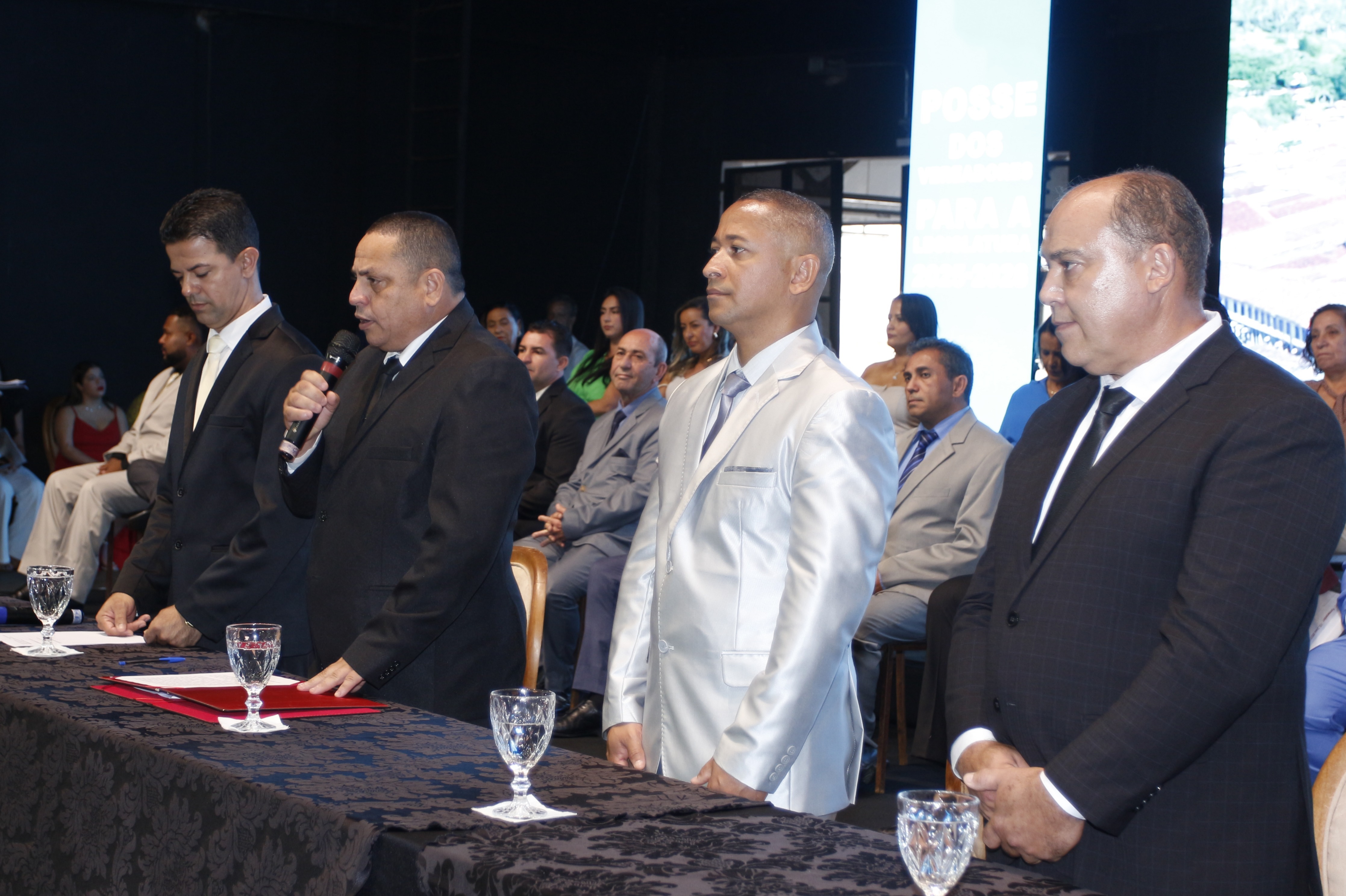 Câmara de Mariana inicia Legislatura 2025-2028 e empossa o prefeito Juliano Duarte e a vice-prefeita Sônia Azzi