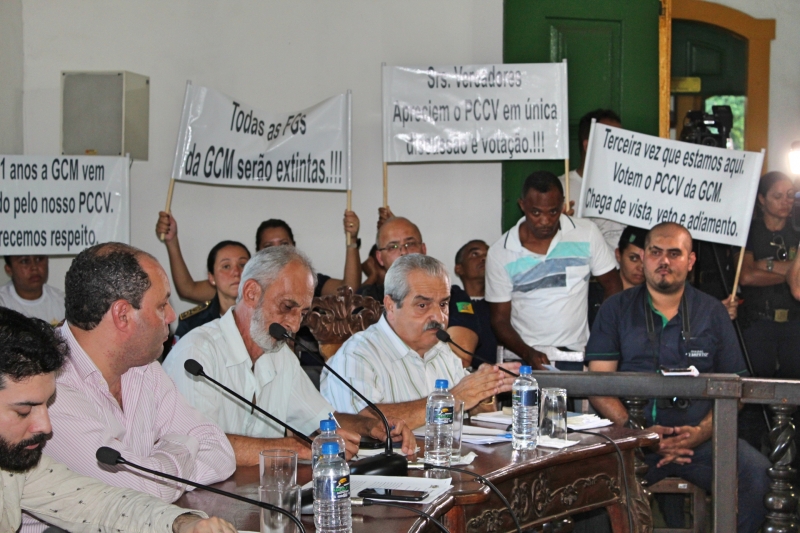 Vereadores debatem os assuntos da 35ª Reunião Ordinária.