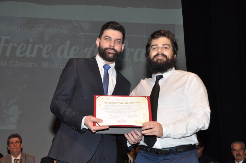Cristiano Vilas Boas entrega a comenda ao seu homenageado.