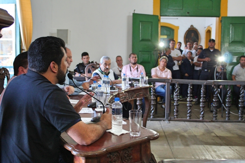 Vereadores debatem os requerimentos apresentados durante a reunião.