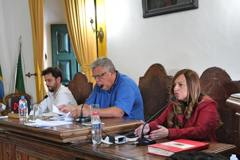 Vereadores debatem os requerimentos apresentados durante a reunião.